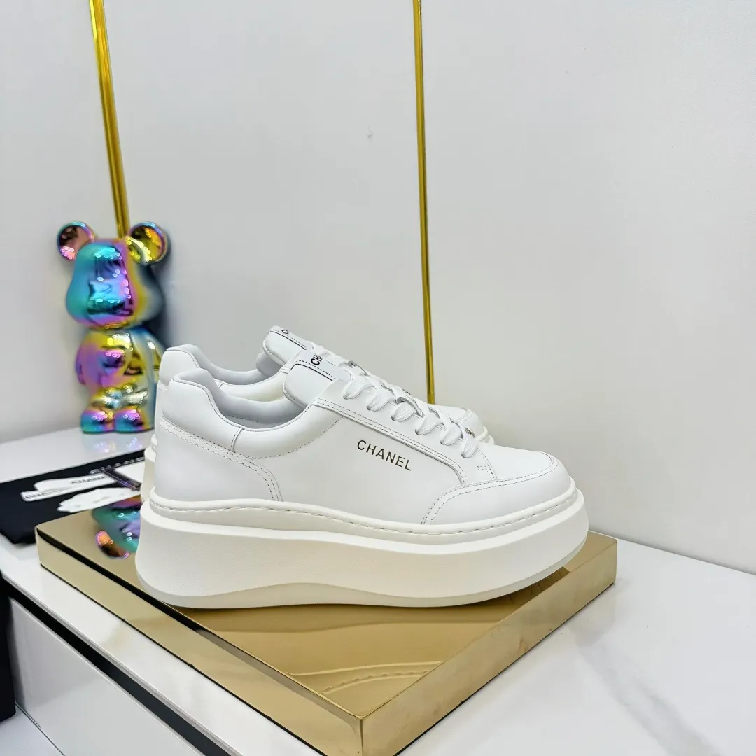 👟👟Ex-factory price 600👟👟 Upgraded version, upgraded version, upgraded version! No rebuttal accepted! ! ! ! Chanel Chanel panda shoes! 2025 counter's top casual sports shoes. This classic design; the upper is electro-embroidered with a variety of techniques; the outsole is fashionable and sporty; the unusual inclusion of a variety of color matching elements... The diversified mix and match is very good-looking and versatile, and can be used for leisure, fashion, sports, and outdoor... ꫛꫀꪝ Go➫ Materials: ❶Upper made of: original imported first-layer silk cowhide + original waterproof cloth + original first-layer cowhide ❷Inner lining: Original Yangli+Net ❸Outsole based on: Original TPU combination outsole Counter boutique packaging complete set for women 35–41 👉 👉 👉 👉 👉